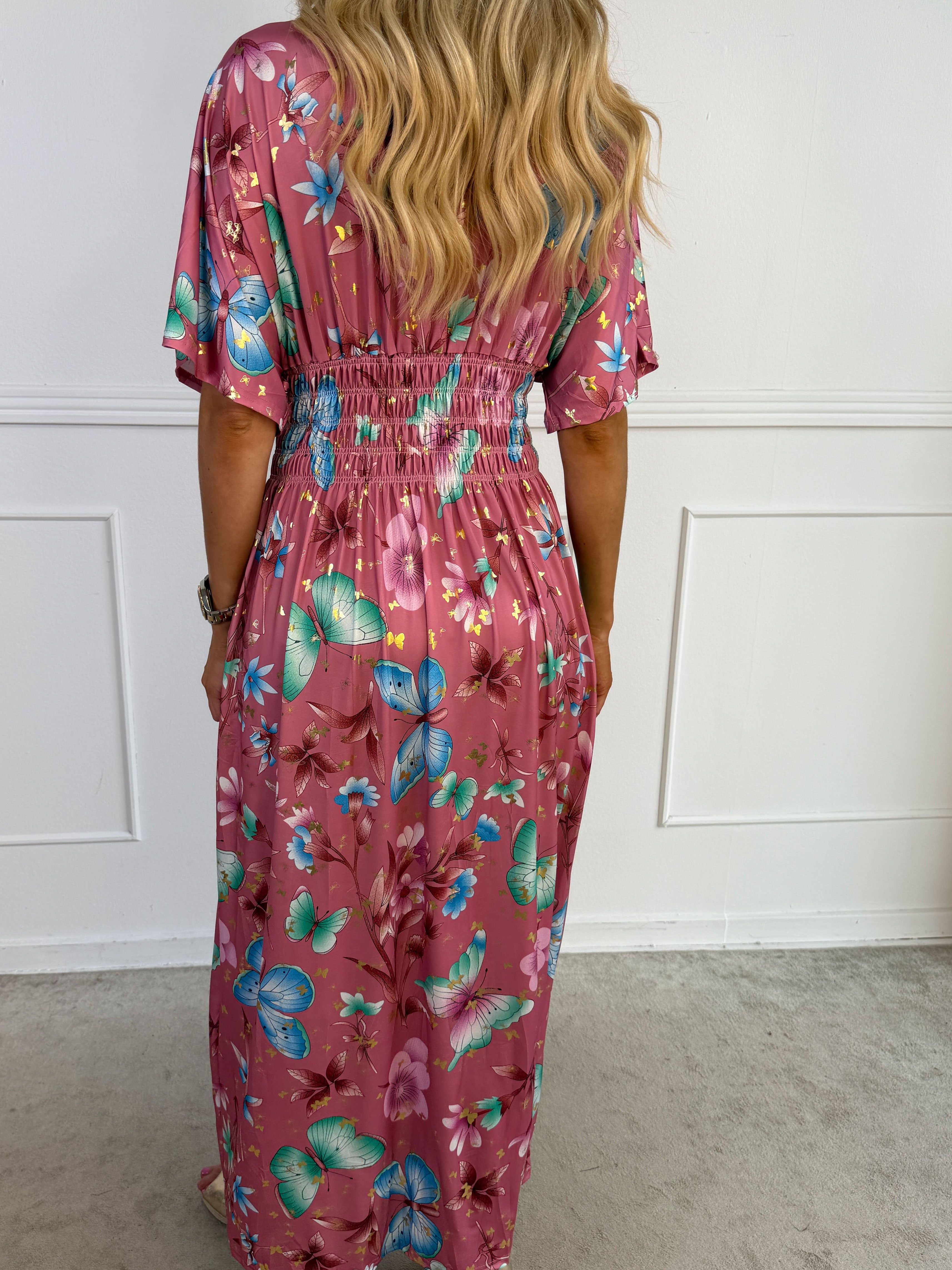 Pams Fairytale - Lang elastisk kjole i fint blomster- og sommerfugleprint